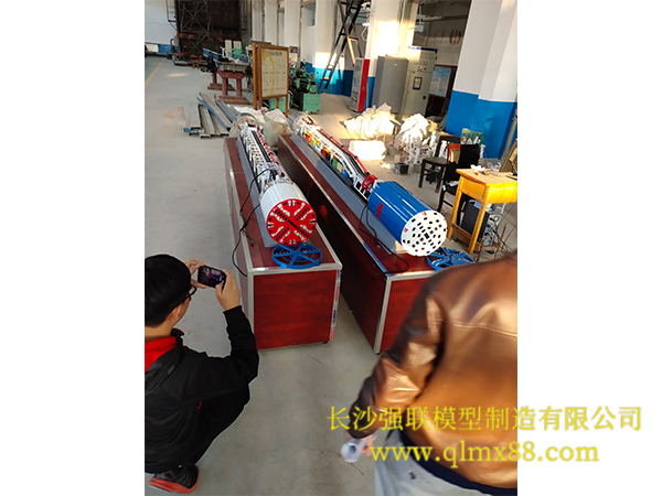 盾構(gòu)機(jī)模型 (2) 盾構(gòu)機(jī)模型 (2)